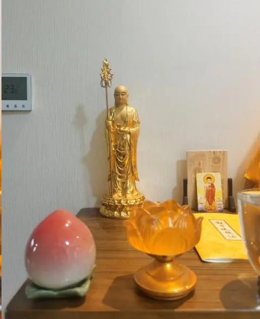 Ksitigarbha Bodhisattva Mahasattva was offered at home, offering a fairy peach and a glazed lotus lantern.